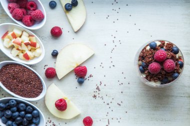 bir kase çilek ve elma kahvaltı ile pişmiş kırmızı quinoa