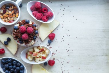 bir kase çilek ve elma kahvaltı ile pişmiş kırmızı quinoa