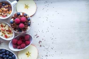 bir kase çilek ve elma kahvaltı ile pişmiş kırmızı quinoa