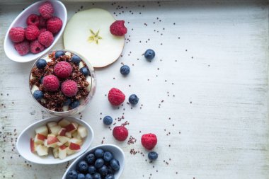 bir kase çilek ve elma kahvaltı ile pişmiş kırmızı quinoa