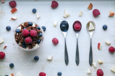 bir kase çilek ve elma kahvaltı ile pişmiş kırmızı quinoa