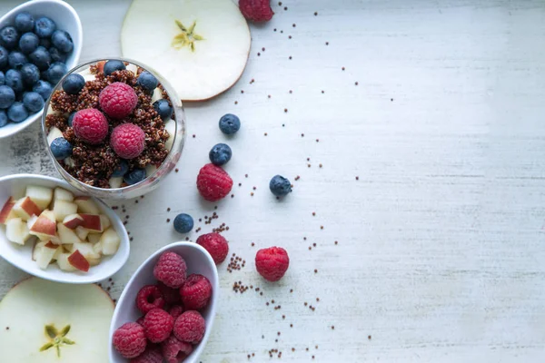 bir kase çilek ve elma kahvaltı ile pişmiş kırmızı quinoa
