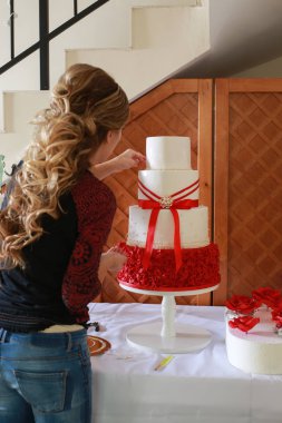 Düğün pastası marzipan çiçekli dekorasyon pudra