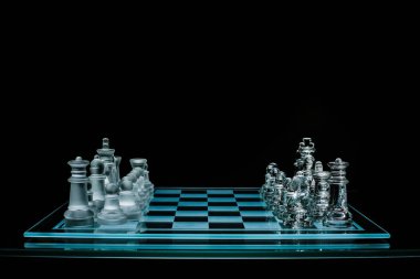 cam satranç tahtası siyah arka plan üzerine chesspieces ile yakın çekim