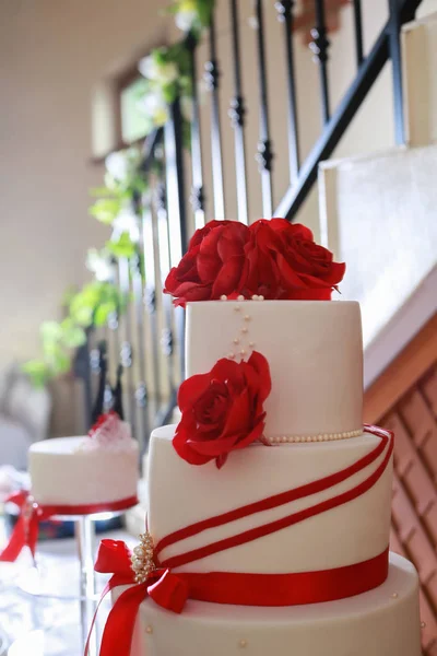 Weiße 4-teilige Hochzeitstorte mit roter essbarer Marzipanblume — Stockfoto