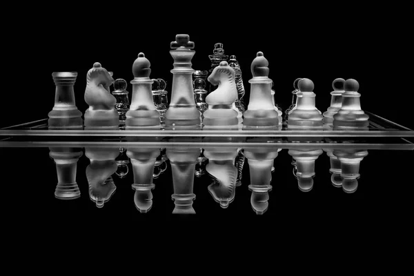 黑白照片的透明玻璃国际象棋棋盘和国际象棋 — 图库照片