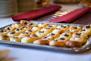 Bir gümüş tepsi üzerinde Mini Moravyalı kek