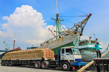 Sunda Kelapa Harbor, Jakarta yüklü kamyon ile Phinisi gemi, 