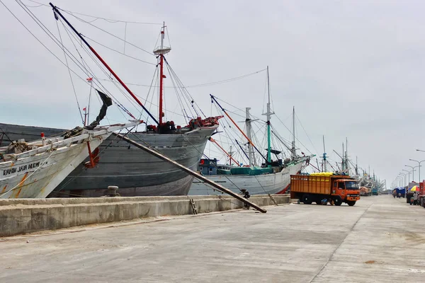 Nave colorata arrugginita nel porto di Jakarta con pescatori a bordo — Foto Stock