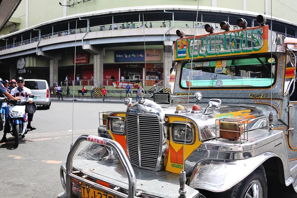 Jeepney, un vehículo de transporte público único en Filipinas - 24.may 2010 — Foto de Stock