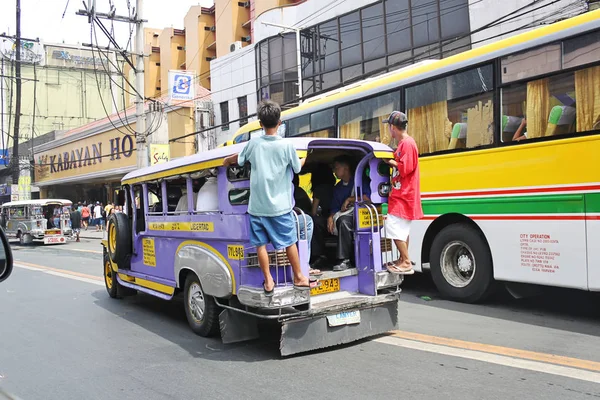 Jeepney, un vehículo de transporte público único en Filipinas - 24.may 2010 — Foto de Stock
