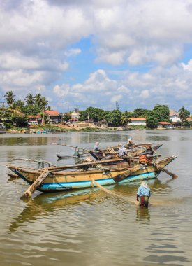 Balıkçı teknesinde Balık tutma ve net çekerek