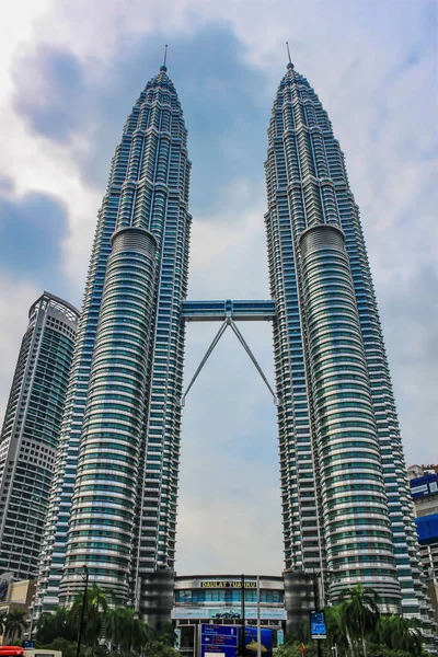 Torres Petronas en Kuala Lumpur, Malasia, vista frontal — Foto de Stock