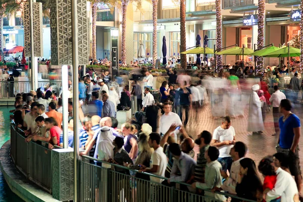 Multitud de personas esperando el espectáculo de la fuente de Dubai — Foto de Stock