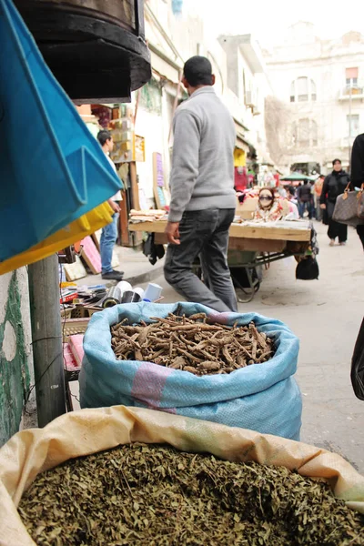 Bolsas de especias en el mercado en Trípoli, Libia - 25 de marzo de 2010 — Foto de Stock