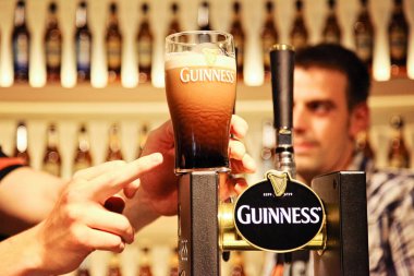 parmak işaret ile guinness bardak