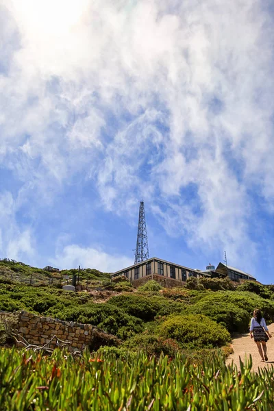 Promenade touristique féminine au phare du Cap de Bonne-Espérance — Photo