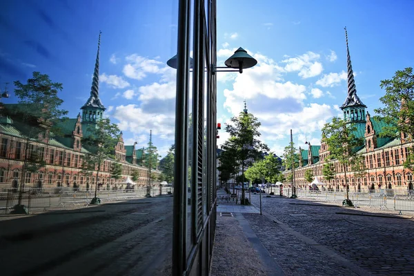 Slotsholmen, vista con la finestra di riflessione su una famosa Borsa Valori Vecchia — Foto Stock