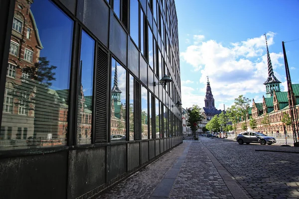 Slotsholmen, vista con el reflejo de la ventana en una famosa Bolsa de Valores Vieja — Foto de Stock