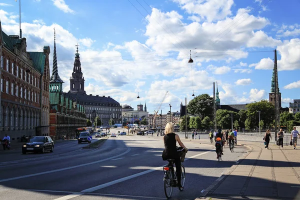 Gente montando bicicletas en una calle en Slotsholmen — Foto de Stock