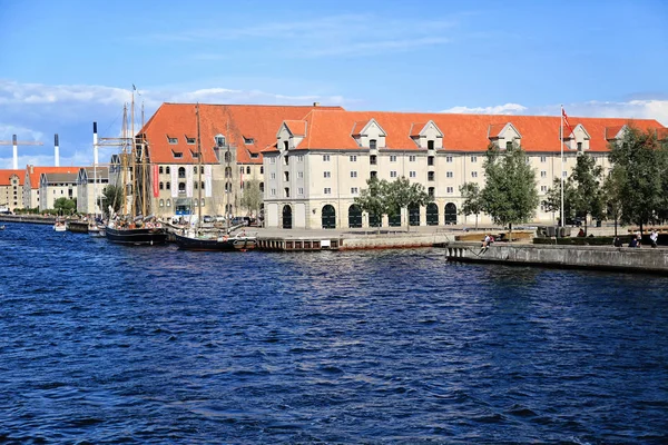 Canal de Copenhague con barcos y edificios en el centro de la ciudad — Foto de Stock