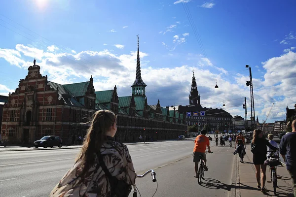 Gente montando bicicletas en una calle en Slotsholmen — Foto de Stock