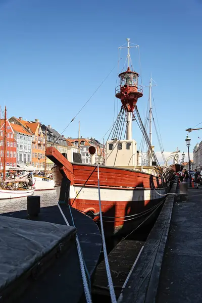 Foto de cerca de un barco colorido en Copenhague, Dinamarca — Foto de Stock