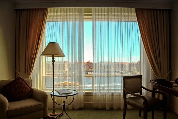 Detalle de la habitación del hotel con vistas a un río y a la ciudad — Foto de Stock