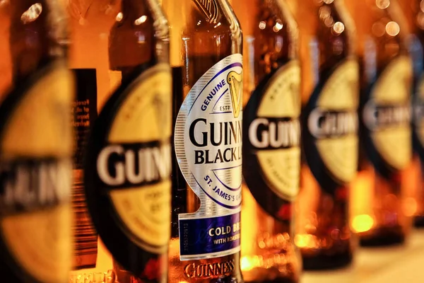 Detalle de cerca de las botellas de guinness en fila, tomadas en Guinness — Foto de Stock