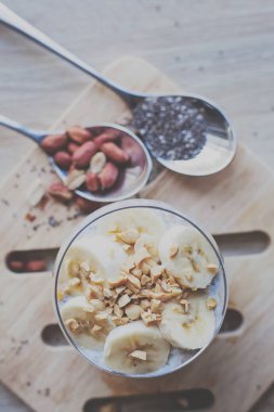 Muz chia yoğurt puding