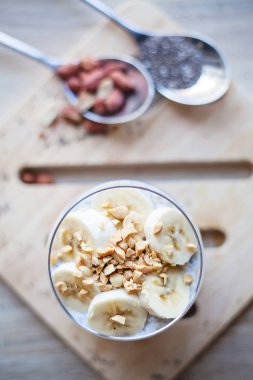 Muz chia yoğurt puding