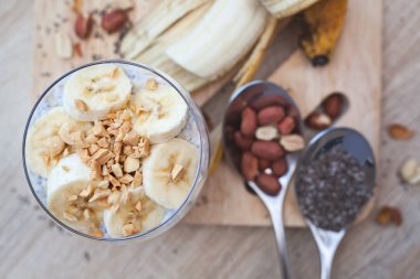 Muz chia yoğurt puding