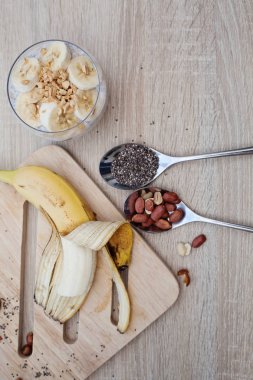 Muz chia yoğurt puding