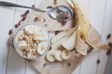 Muz chia yoğurt puding