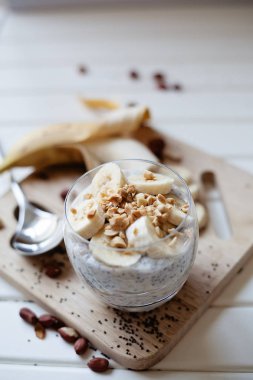 Muz chia yoğurt puding