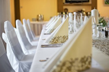 Düğün masa üzerinde bej dekoratif kağıt peçete