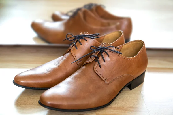 Encaje marrón clásico hasta zapatos de vestir masculinos de cuero — Foto de Stock