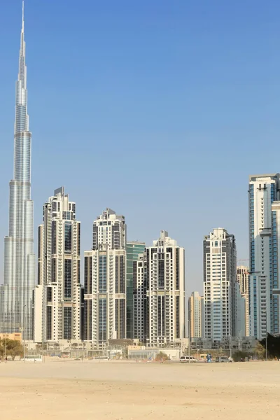 Vista sobre Burj Khalifa y apartamentos residenciales en Down Town, Dubai, Emiratos Árabes Unidos — Foto de Stock