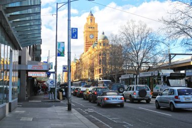 Görünümü bir trafik, araba bir yolda Flinders Street, Melbourne, Avustralya