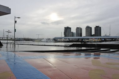 Yağmurlu bulutlu gün liman Esplanade, Docklands, Melbourne