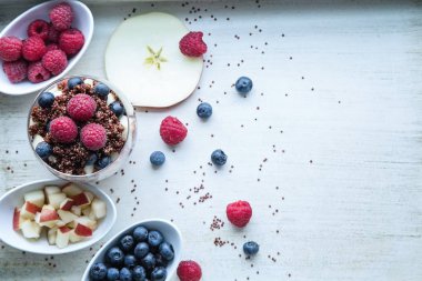 çilek ve elma kahvaltı bir cam ile kırmızı quinoa pişmiş l