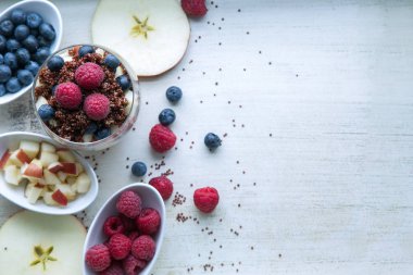çilek ve elma kahvaltı bir cam ile kırmızı quinoa pişmiş l