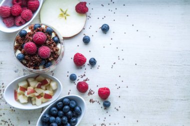 çilek ve elma kahvaltı bir cam ile kırmızı quinoa pişmiş l