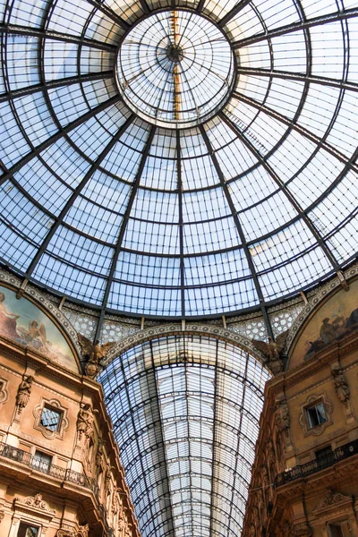 Detalle de cerca de la hermosa galería abovedada de cristal que se cruza en un octágono en la Galleria Vittorio Emanuele II en Milán, Italia - uno de los centros comerciales más antiguos del mundo — Foto de Stock
