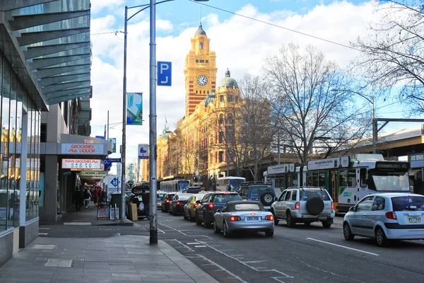 Vista sobre un tráfico, coches en una carretera en la calle Flinders, Melbourne, Australia — Foto de Stock