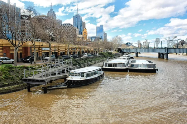 Visa på en Yarra river och staden skyskrapor i Melbourne, Australien — Stockfoto