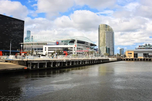 Bir Yarra Nehri ve şehir gökdelenler Melbourne, Avustralya'da görüntüleme — Stok fotoğraf