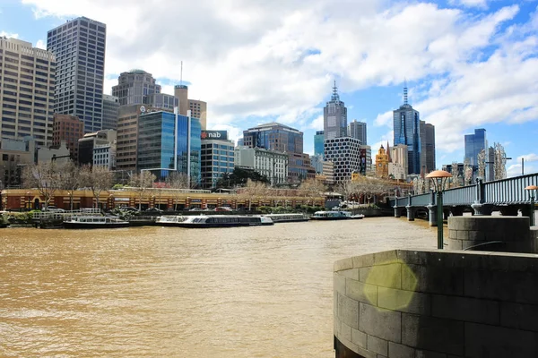 Widok na rzekę Yarra i miasto drapaczy chmur w Melbourne, Australia — Zdjęcie stockowe