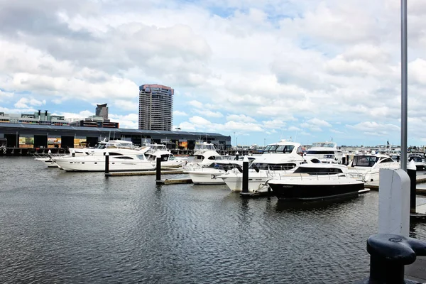 Bir Yarra Nehri ve şehir gökdelenler Melbourne, Avustralya'da görüntüleme — Stok fotoğraf