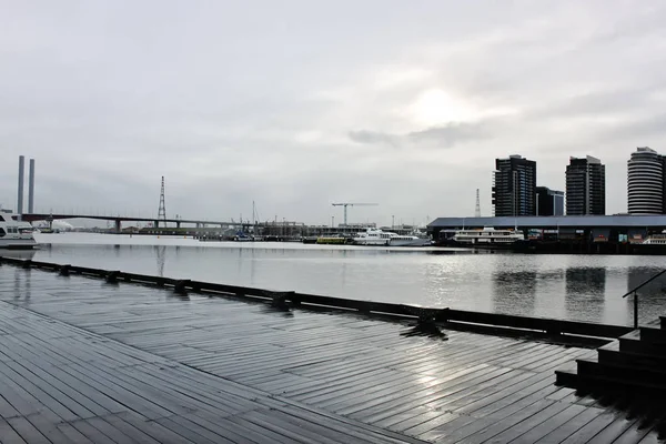 Yağmurlu bulutlu gün liman Esplanade, Docklands, Melbourne — Stok fotoğraf